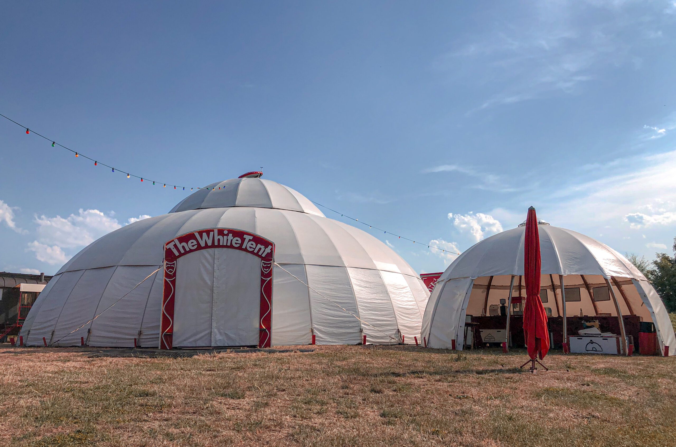 Das "Weisse Zelt" ist mit Theater-Vorstellungen in Erdmannhausen zu Gast